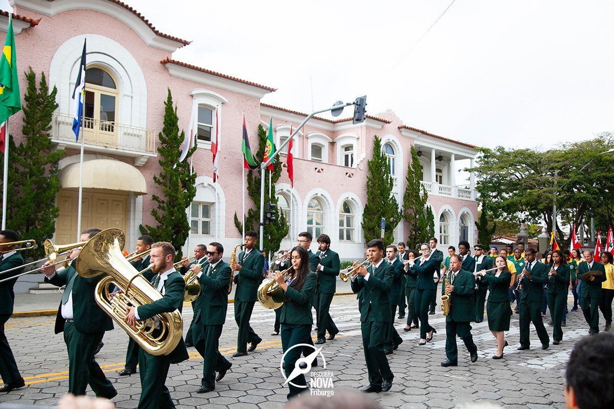Veja como foi o desfile cívico-militar de aniversário de Nova Friburgo - TV  ZOOM